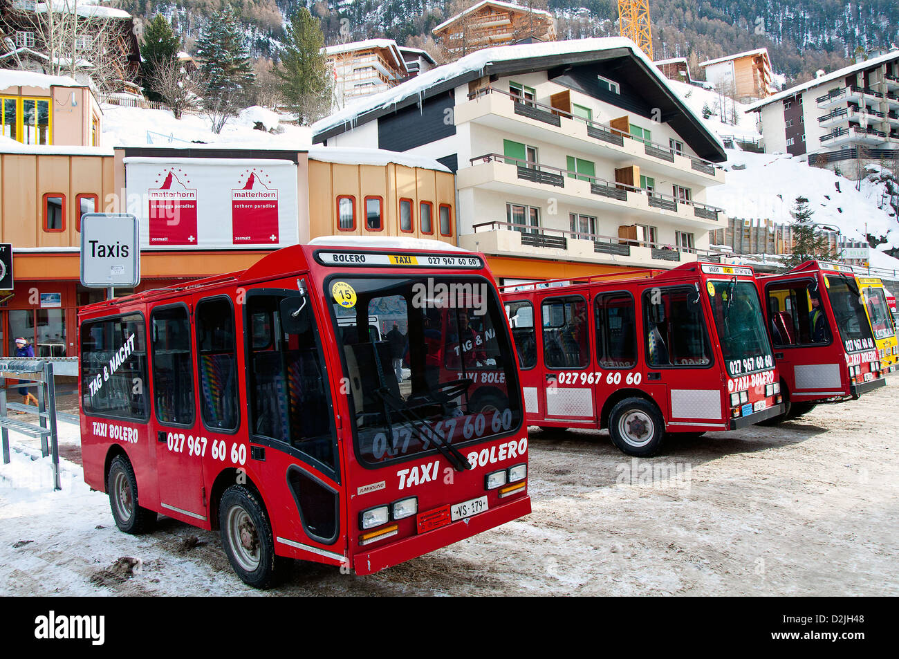 Italienische bunten kleinen touristischen Taxis. Fast alle Fahrzeuge in Zermatt sind Batterie angetrieben, die Luftverschmutzung zu verhindern. Stockfoto