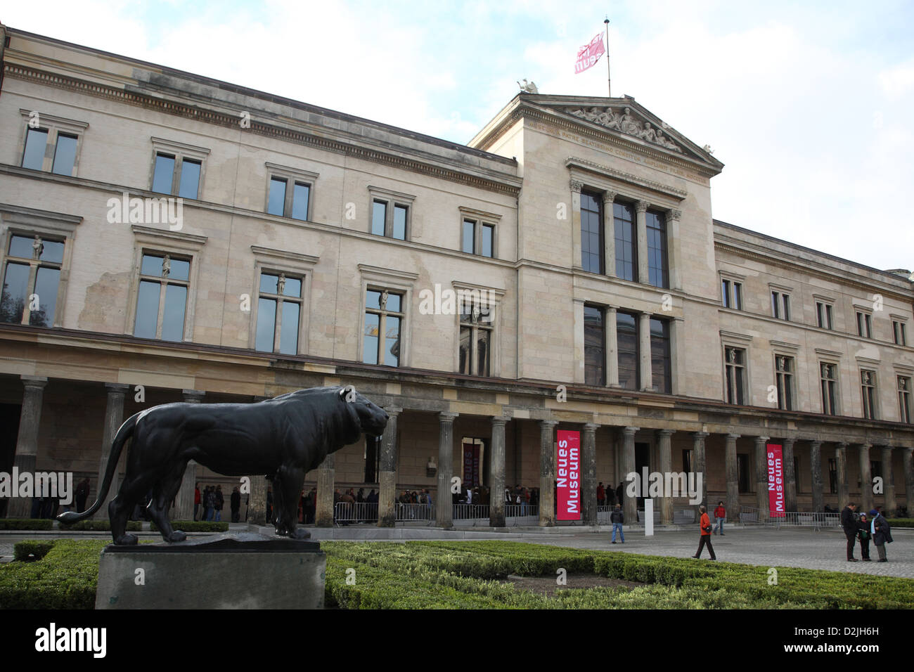 Berlin, Deutschland, Menschen warten auf die Eröffnung des neuen Museums auf der Museumsinsel Stockfoto