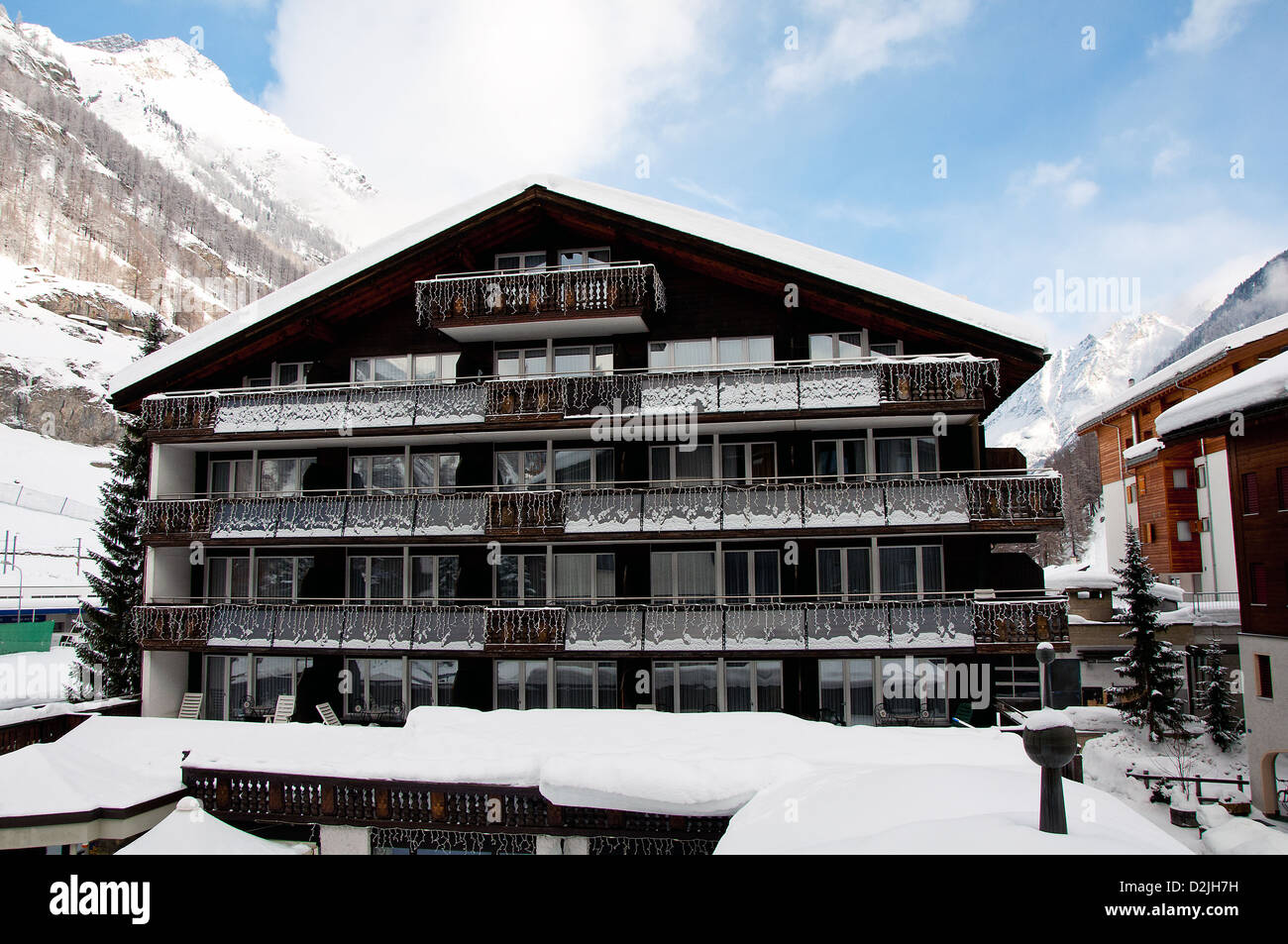 Schöne Schweizer Architektur in Winterlandschaft Stockfoto