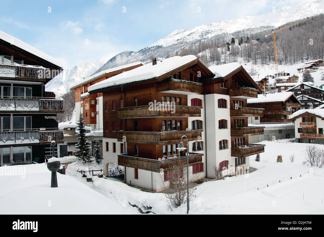 Schöne Schweizer Architektur in Winterlandschaft Stockfoto