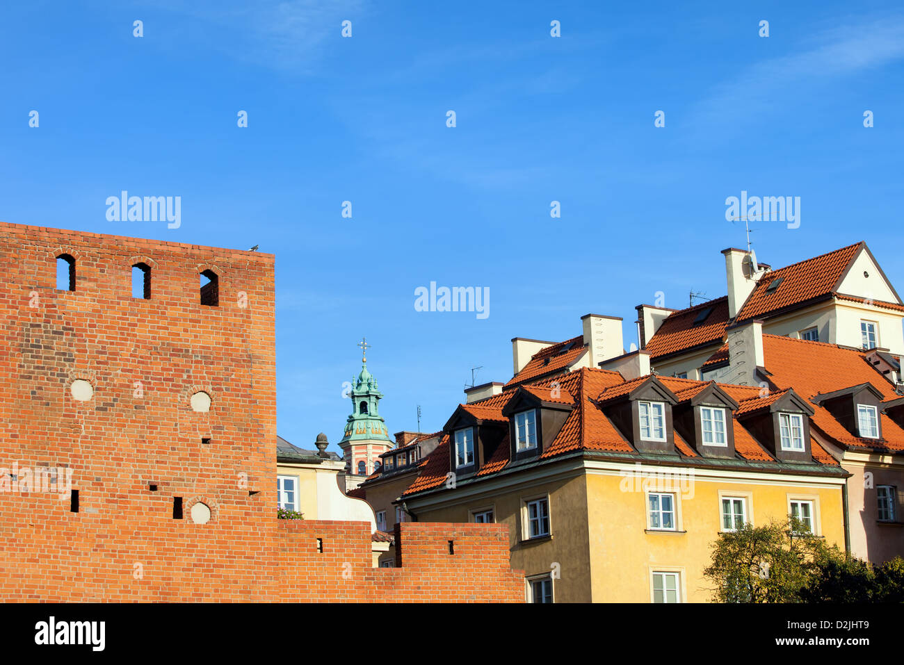 Alte Bürgerhäuser und ein Teil der Stadtmauer in Warschau, Polen. Stockfoto
