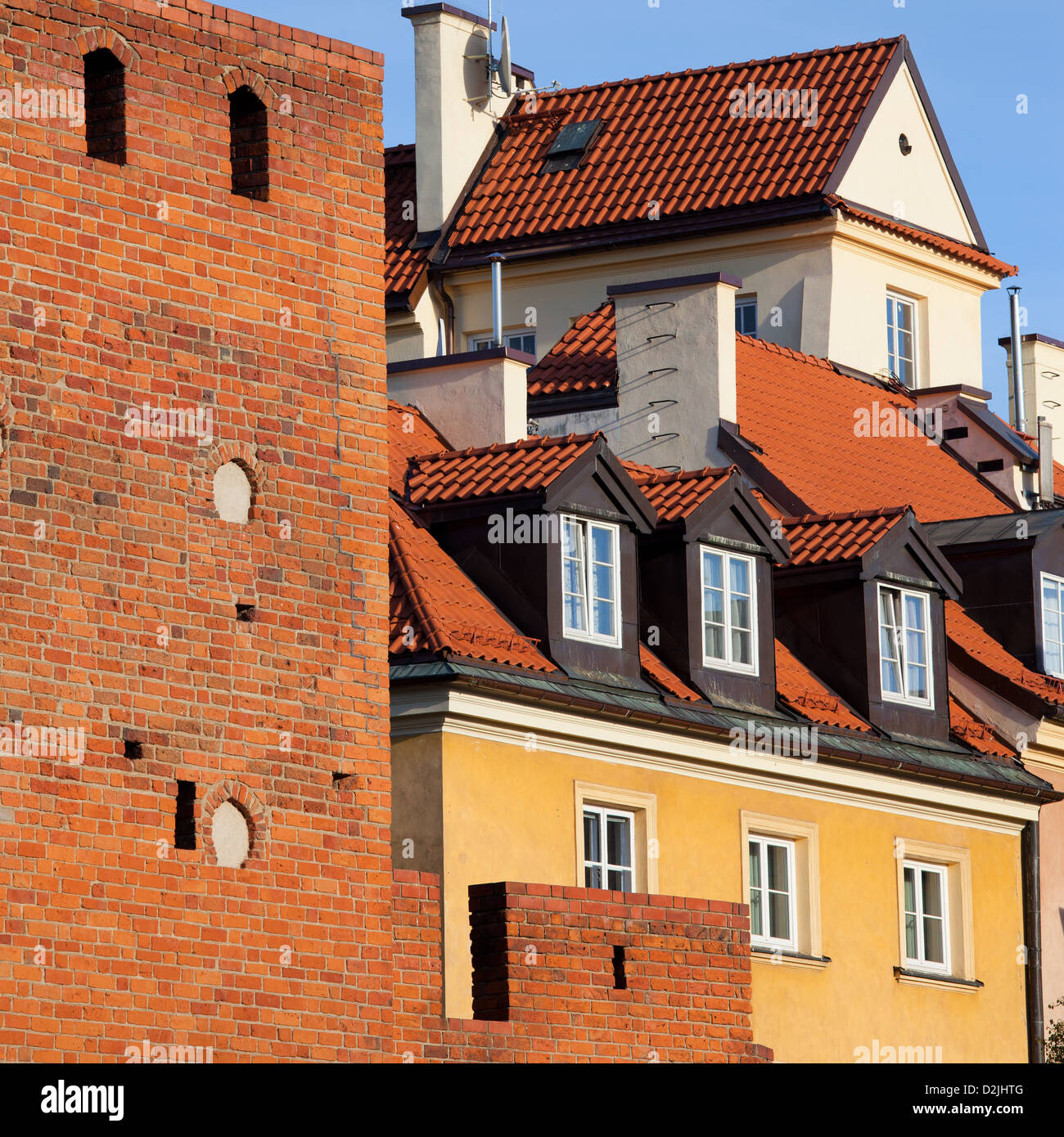 Alte Bürgerhäuser und ein Teil der Stadtmauer in Warschau, Polen. Stockfoto