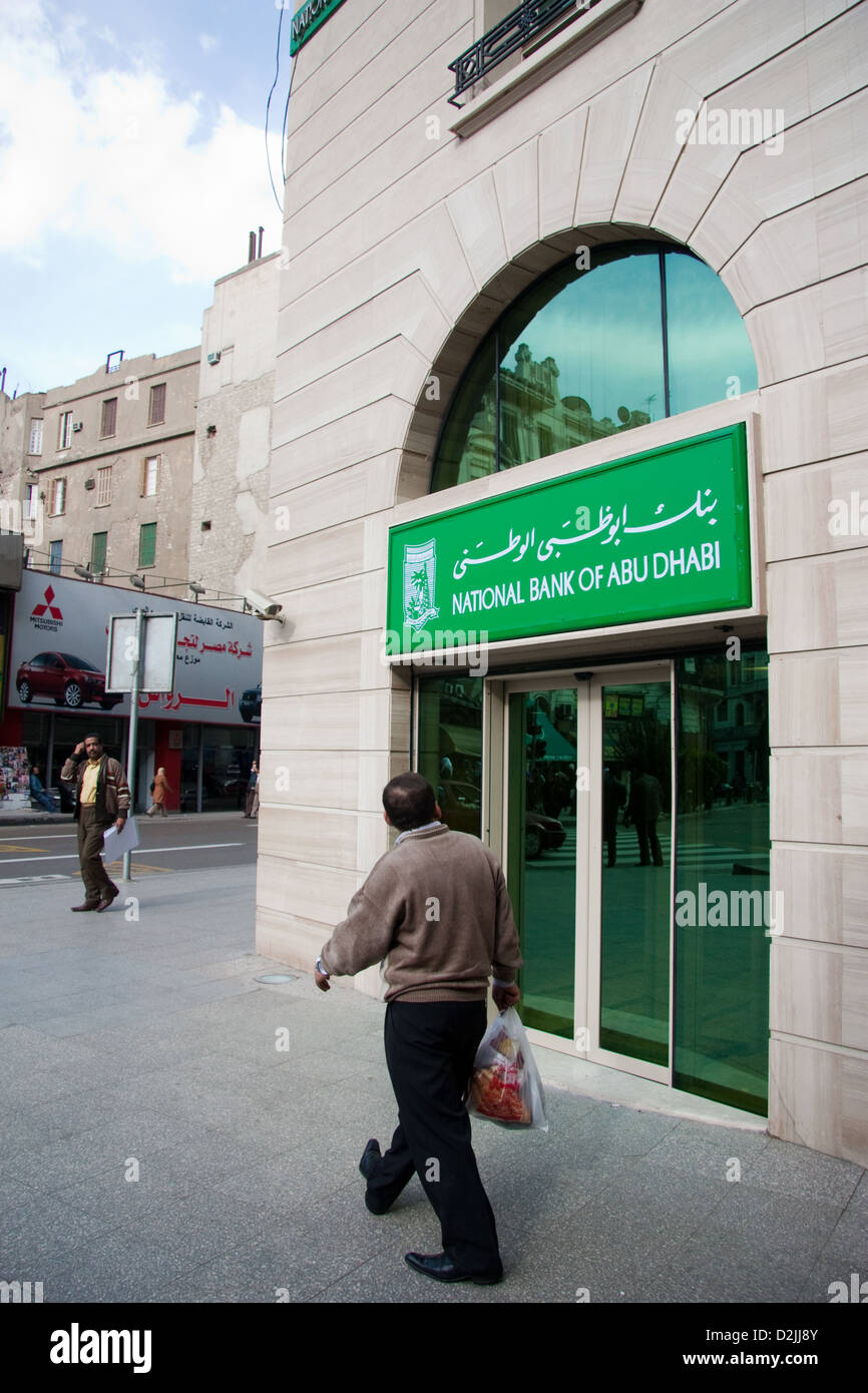 Kairo, Ägypten, vor Passanten die National Bank of Abu Dhabi Stadtzentrum Stockfoto