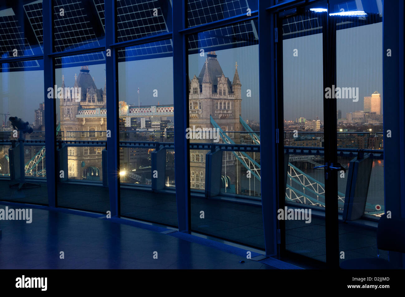 Blick auf Tower Bridge London aus im Rathaus am Abend. Stockfoto
