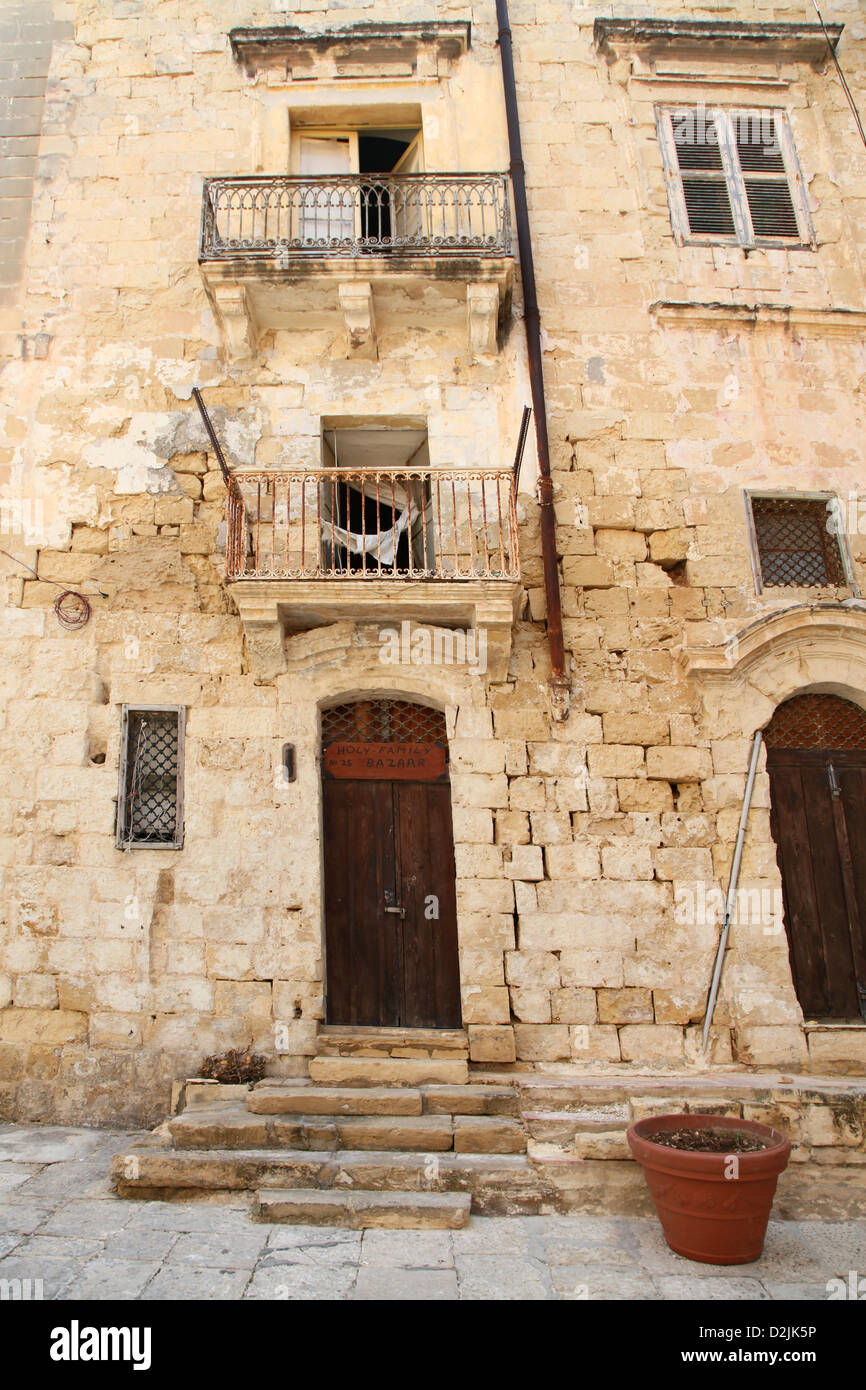 Dieses Haus liegt direkt an der Hauptplatz der Stadt Vittoriosa, Malta Stockfoto