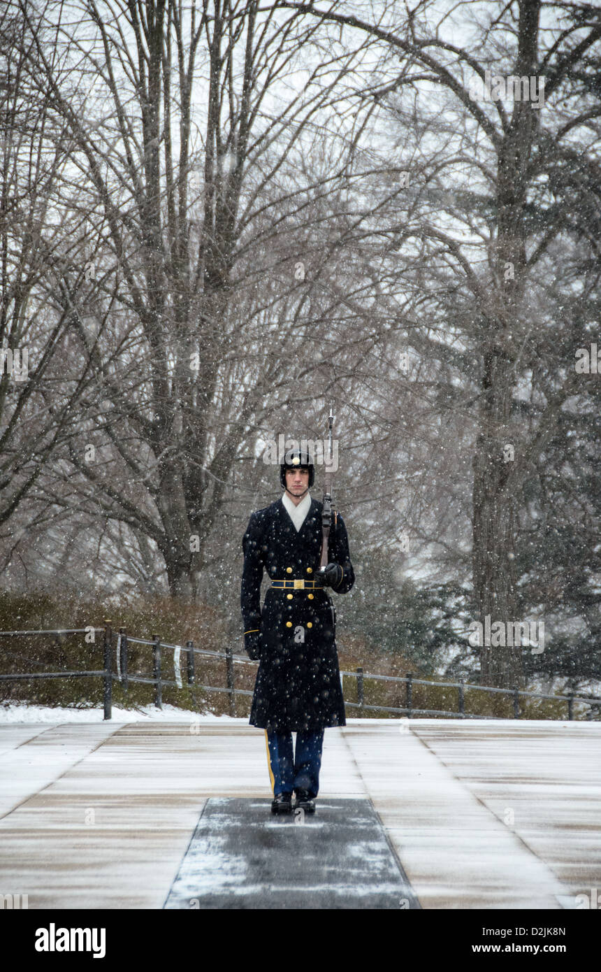 ARLINGTON Virginia // ARLINGTON, Virginia — Ein Soldat steht während des Schneefalls am Grab der Unbekannten auf dem Arlington National Cemetery. Der Wächter des 3. US-Infanterieregiments behält die zeremonielle Wache trotz Winterwetter. Die Wache folgt einer präzisen 21-stufigen Routine, marschiert entlang der schwarzen Matte hinter dem Grab, bevor sie sich für 21 Sekunden nach Osten und dann für 21 Sekunden nach Norden wendet. Das Grab des unbekannten Soldaten wird seit 1937 24 Stunden am Tag, 365 Tage im Jahr bewacht. Stockfoto