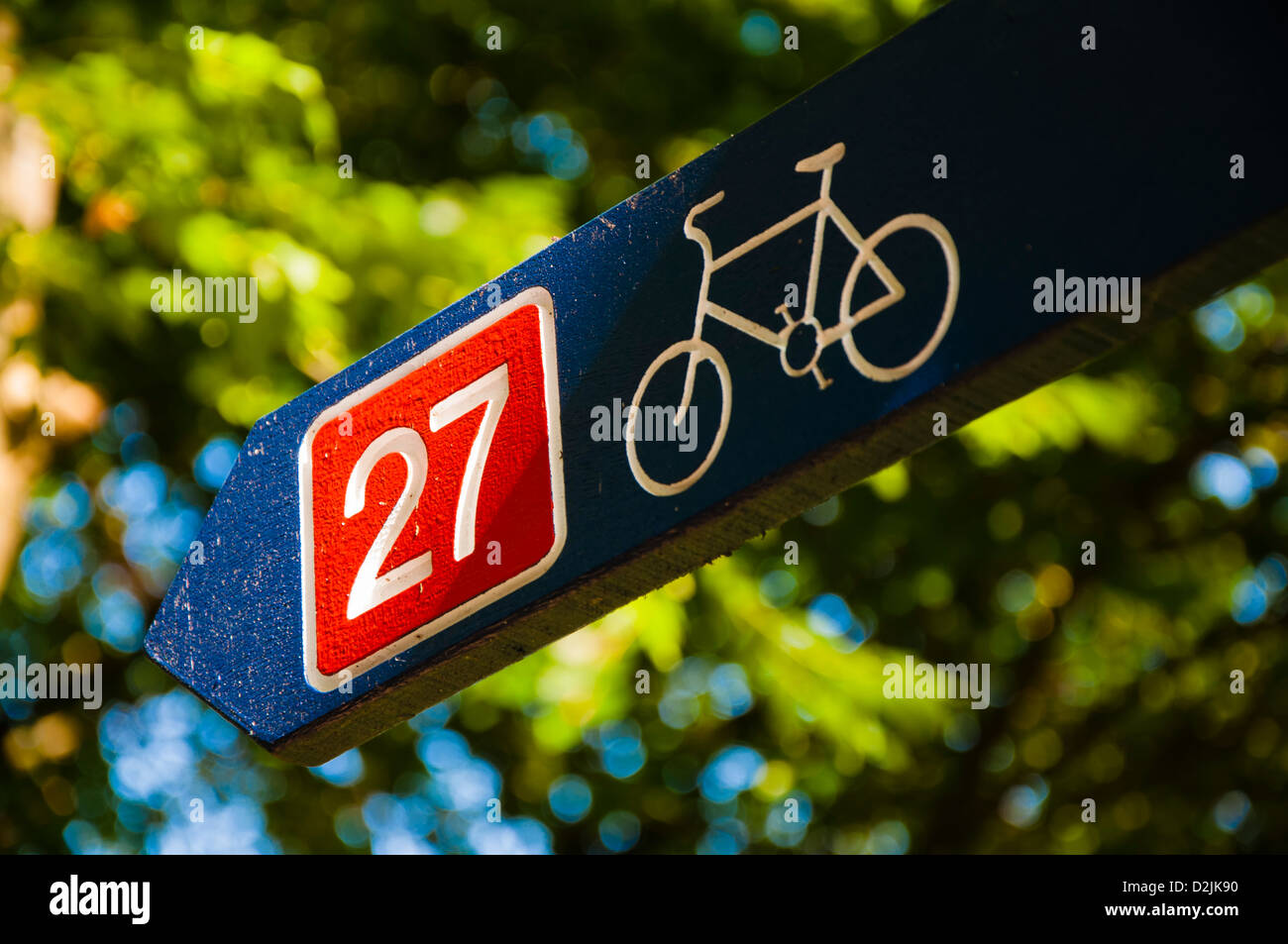 Wegweiser zeigt National Route 27 von National Cycle Network Stockfoto