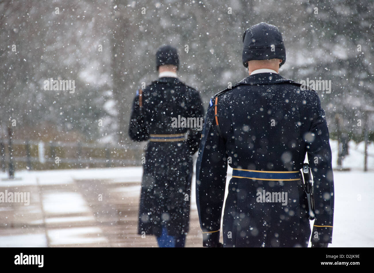 ARLINGTON Virginia // ARLINGTON, Virginia — Ein Soldat steht während des Schneefalls am Grab der Unbekannten auf dem Arlington National Cemetery. Der Wächter des 3. US-Infanterieregiments behält die zeremonielle Wache trotz Winterwetter. Die Wache folgt einer präzisen 21-stufigen Routine, marschiert entlang der schwarzen Matte hinter dem Grab, bevor sie sich für 21 Sekunden nach Osten und dann für 21 Sekunden nach Norden wendet. Das Grab des unbekannten Soldaten wird seit 1937 24 Stunden am Tag, 365 Tage im Jahr bewacht. Stockfoto