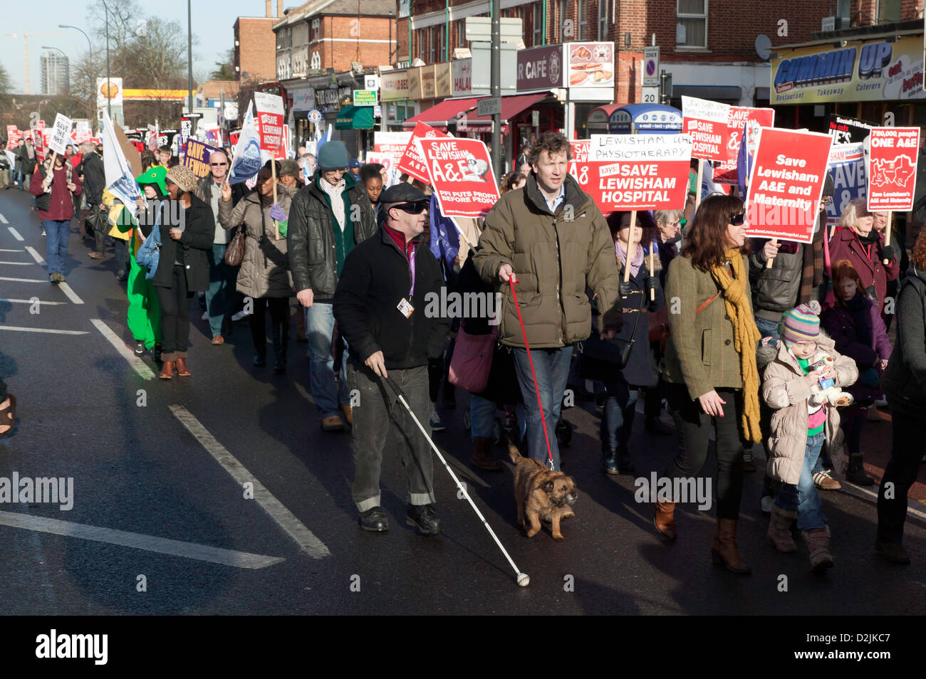 London, UK. 26. Januar 2013. Demonstranten, darunter auch einen blinden Mann, marschieren gegen Lewisham NHS Kürzungen auf die Mutterschaft und A&E Abteilungen Stockfoto