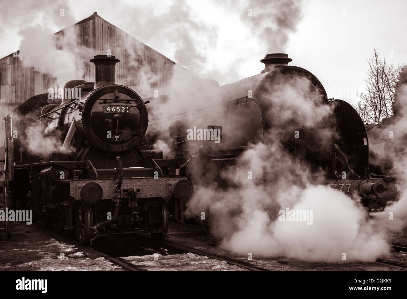 Dampflokomotiven außerhalb Motors Schuppen Ivatt Klassennummer 46521 und King Arthur Klasse Sir Lamiel Anzahl 30777 Stockfoto