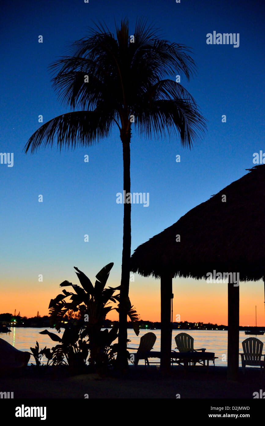 Sonnenuntergang in einem Beach Resort. Stockfoto