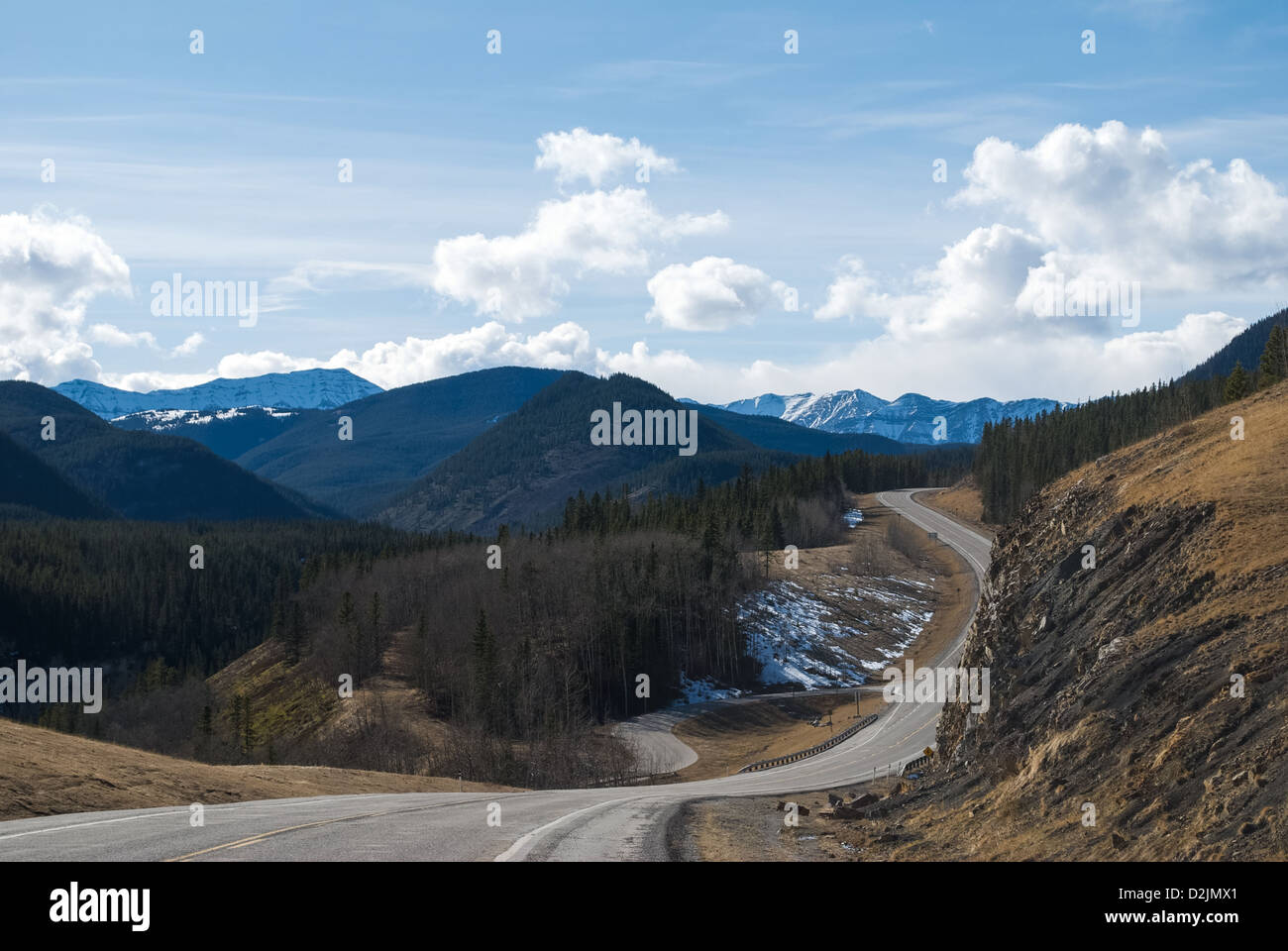 Kurvenreiche Straße mit gelbe Doppellinie in der Nähe von Calgary, AB, Kanada Stockfoto