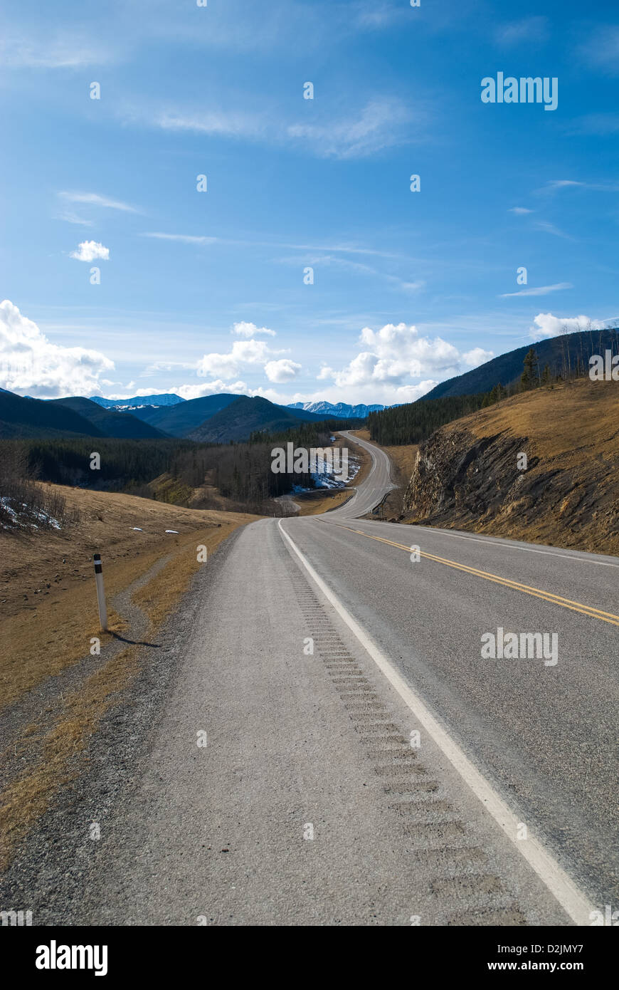 Kurvenreiche Straße mit gelbe Doppellinie in der Nähe von Calgary, AB, Kanada Stockfoto
