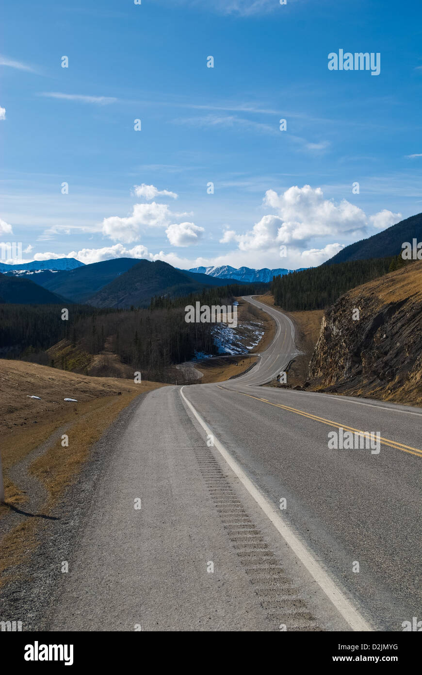 Kurvenreiche Straße mit gelbe Doppellinie in der Nähe von Calgary, AB, Kanada Stockfoto