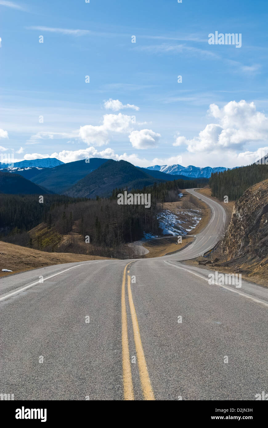 Kurvenreiche Straße mit gelbe Doppellinie in der Nähe von Calgary, AB, Kanada Stockfoto