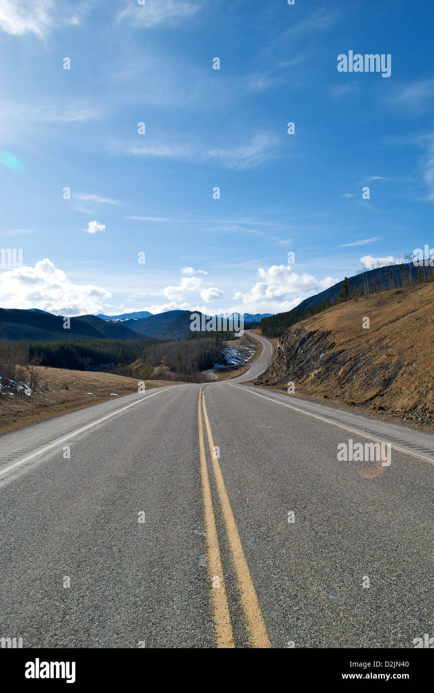Kurvenreiche Straße mit gelbe Doppellinie in der Nähe von Calgary, AB, Kanada Stockfoto