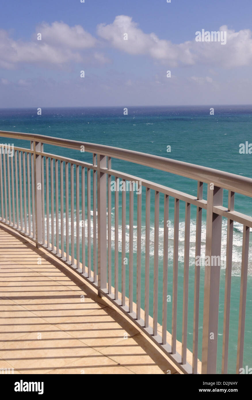 Blick vom 20. Stock Terrasse über Sunny Isles Beach nördlich von Miami Beach, Florida Stockfoto
