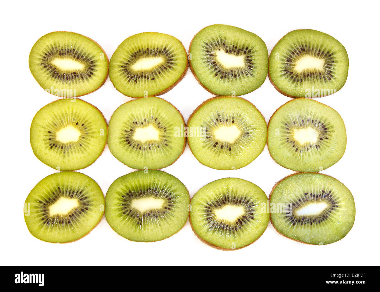 Eine halbe Kiwifrucht in einer Zeile vor weißem Hintergrund Stockfoto