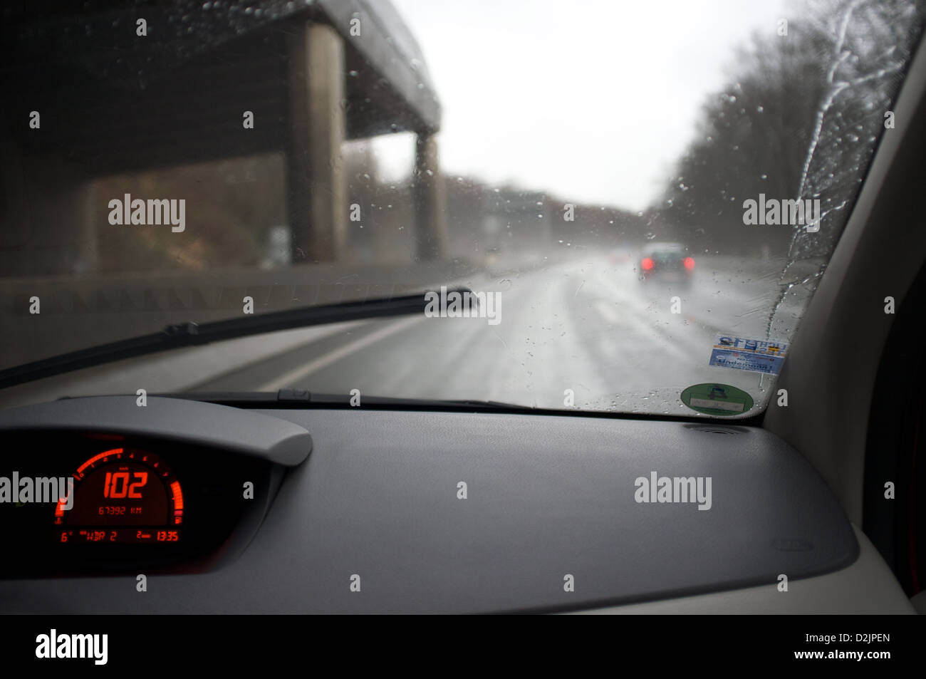 Das fahren auf einem nassen Autobahn, Wuppertal, Deutschland. Stockfoto