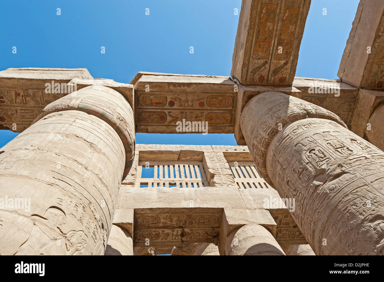 Große Spalten in der Säulenhalle im antiken Tempel von Karnak Luxor Stockfoto