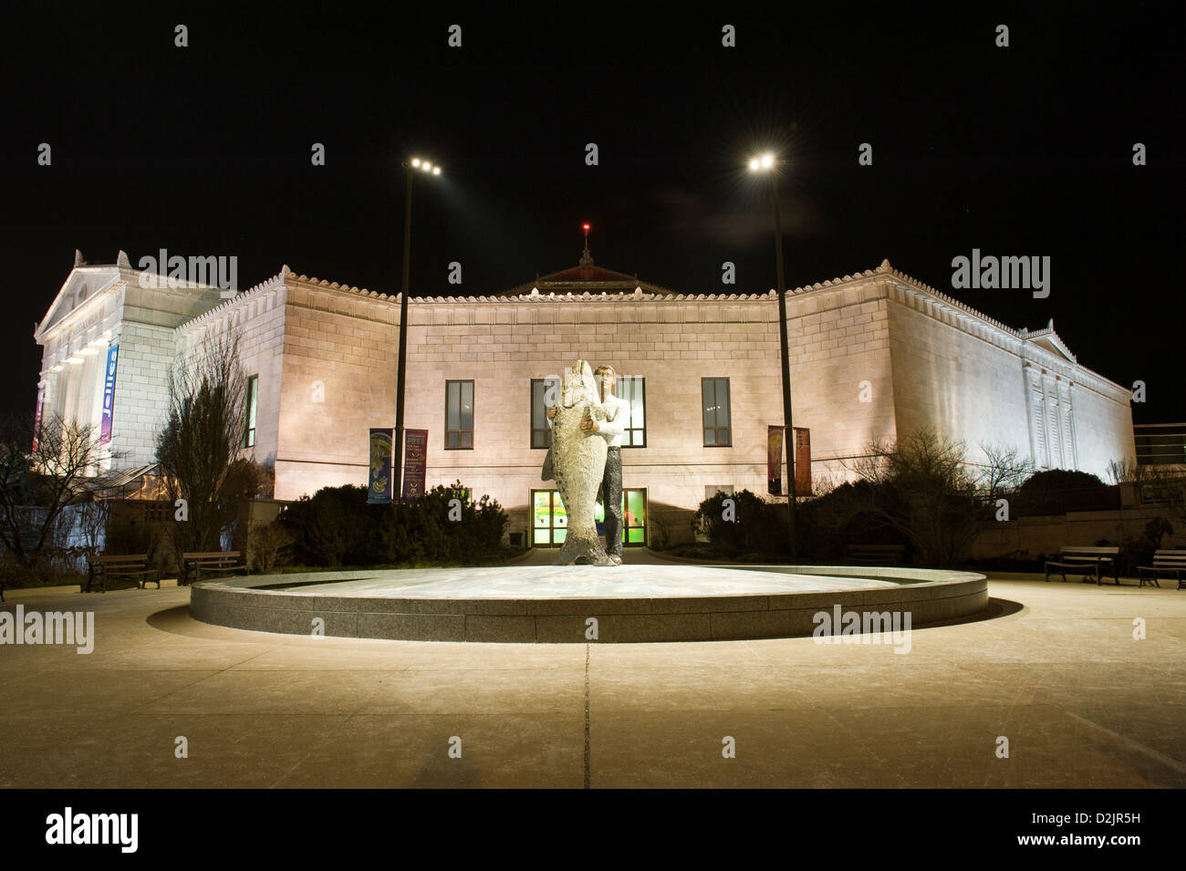 Nachtansicht des John G. Shedd Aquarium und Mann mit Fisch-Statue in Chicago. MAX HERMANN/ALAMY Stockfoto