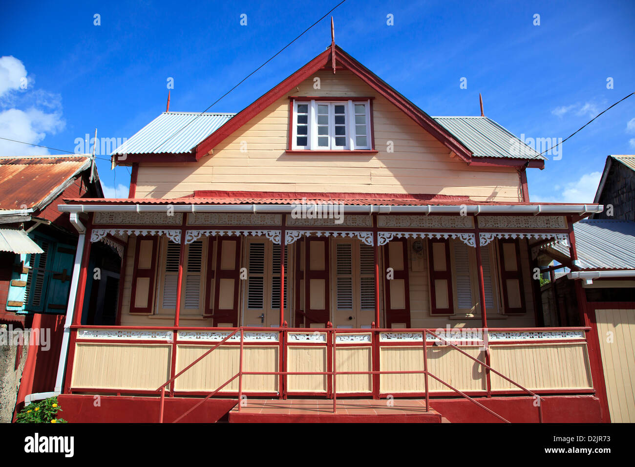 Traditionellen Holzhaus mit Gauben und Veranda in Vieux Fort, St Lucia Stockfoto