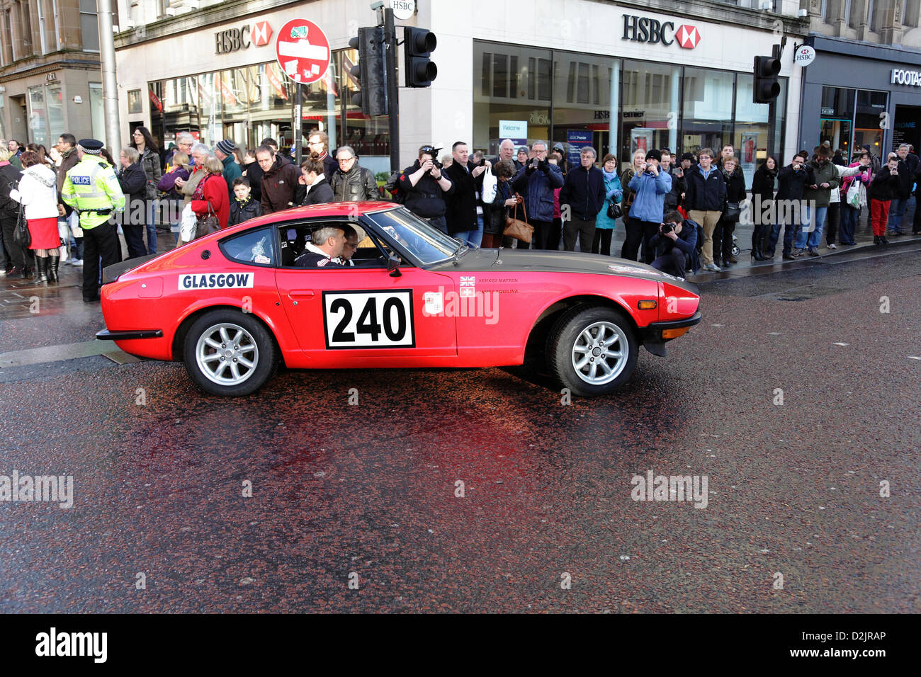 Buchanan Street, Glasgow, Schottland, Großbritannien, Samstag, 26. Januar 2013. Ein Teilnehmer, der in einem Datsun 240z Auto vor dem Start der Monte Carlo Classic Rallye abreist Stockfoto