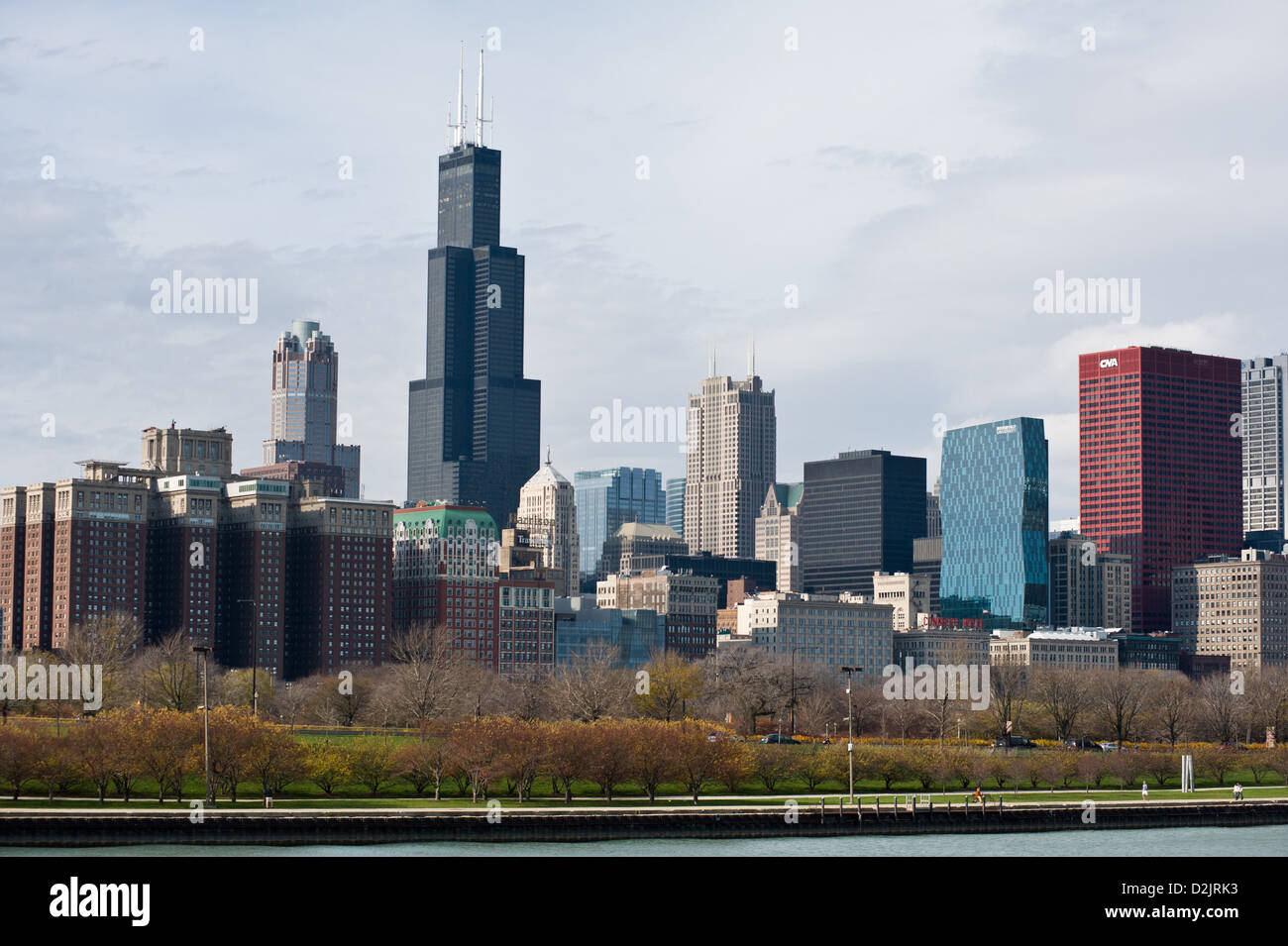 Die Skyline von Chicago, einschließlich der Willis Tower, wie vom Seeufer Weg gesehen. MAX HERMANN/ALAMY Stockfoto