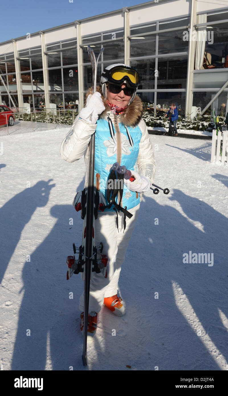 Ehemalige Skilegende stellt Christa Kinshofer während der berühmten Hahnenkamm-Rennen in Kitzbühel, Österreich, 26. Januar 2013. Foto: Felix Hoerhager Stockfoto