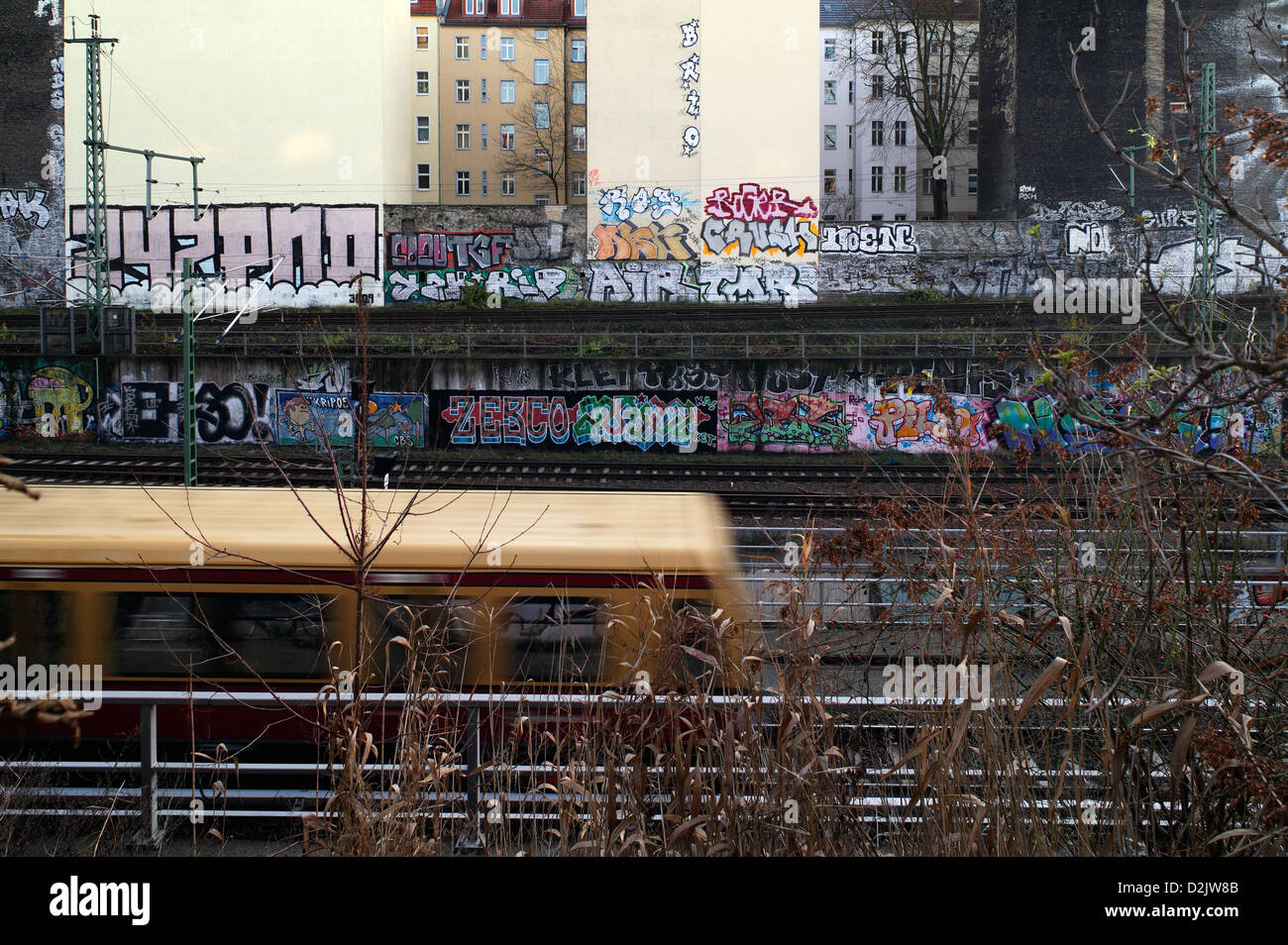 Berlin, Deutschland, S-Bahn führt vorbei an der alten Gebäude in Berlin-Prenzlauer Berg Stockfoto