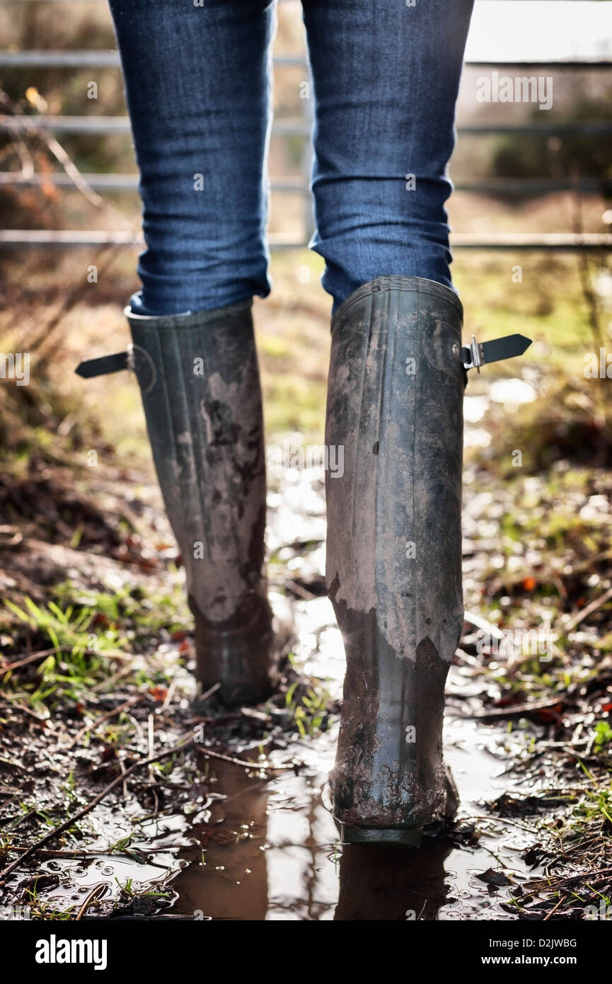 (Marke) Hunter Wellies grün - Wellington boots in nassen, schlammigen Feld Stockfoto