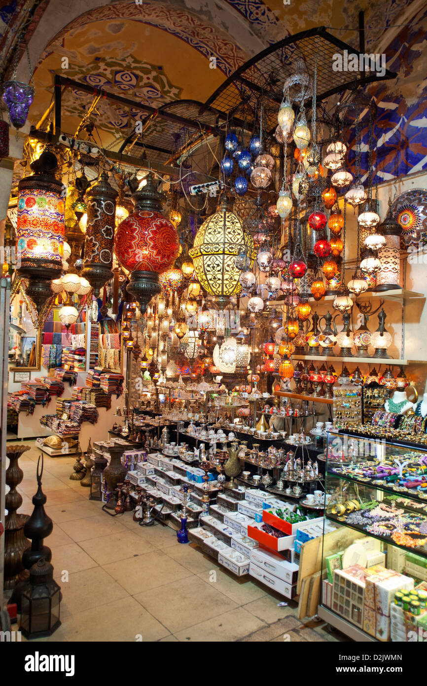 ISTANBUL TÜRKEI - Hängende bunte Elektrische türkische Glas Laternen leuchten in einem Shop der Große Bazar Kapali Carsi Kapalicarsi Stockfoto