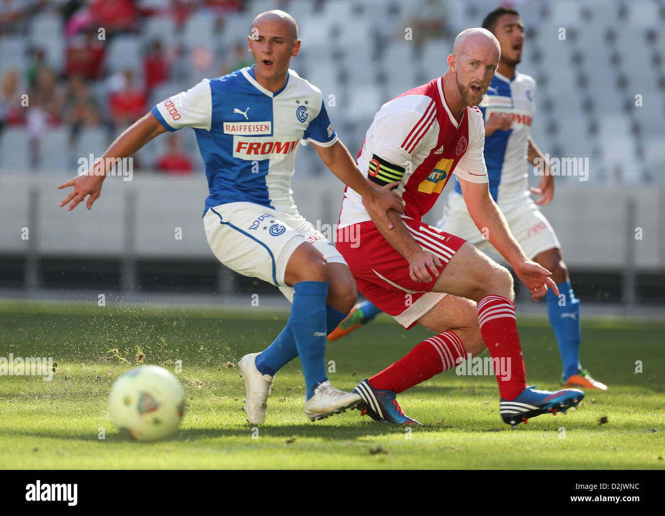 CAPE TOWN, South Africa - Samstag, 26. Januar 2013, Matthew Booth von Ajax Cape Town wird durch Ibrahim Samardzic des Grasshopper Club Zürich herausgefordert, während der Fußball/Fußball-match Grasshopper Club Zürich (Schweiz) und Ajax Cape Town im Cape Town Stadium. Foto von Roger Sedres/ImageSA/Alamy Live-Nachrichten Stockfoto