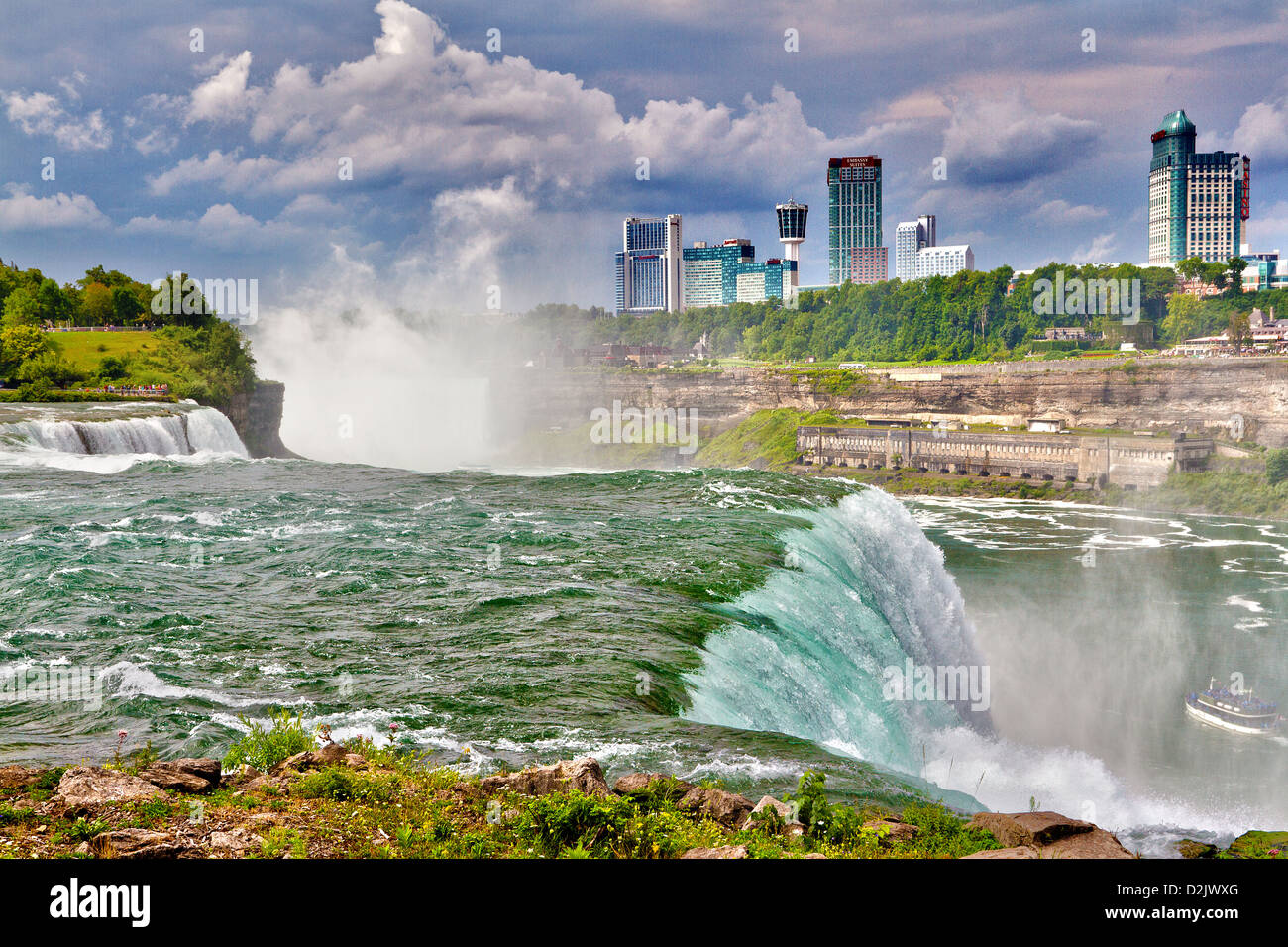 Niagara-Fälle an stürmischen Tag, gesehen vom Rande des amerikanischen Wasserfälle auf amerikanischer Seite des Niagara River Stockfoto