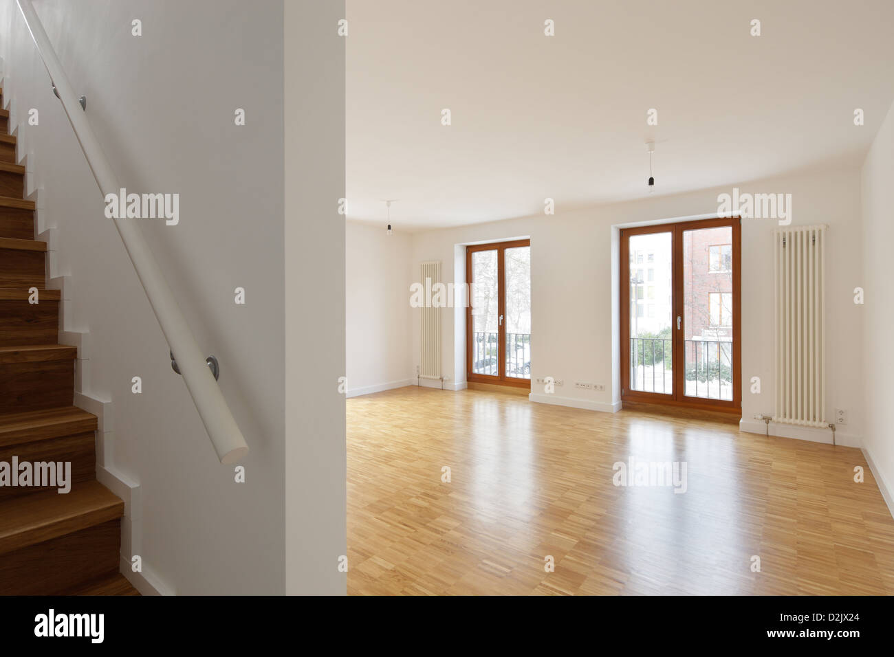 Berlin, Deutschland, Zimmer mit Holzböden, Treppen und Holzfenster Stockfoto