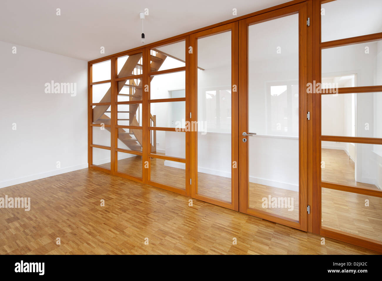 Berlin, Deutschland, Glaswand und Parkett in den Bau von einem Reihenhaus Stockfoto