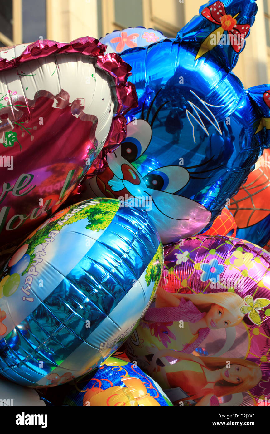 Verschiedene bunte metallisch glänzende Party Ballons Stockfoto