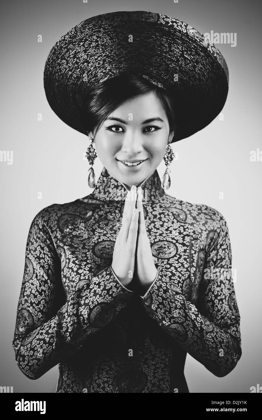 Junge vietnamesische Frau in traditioneller Kleidung Porträt. Stockfoto