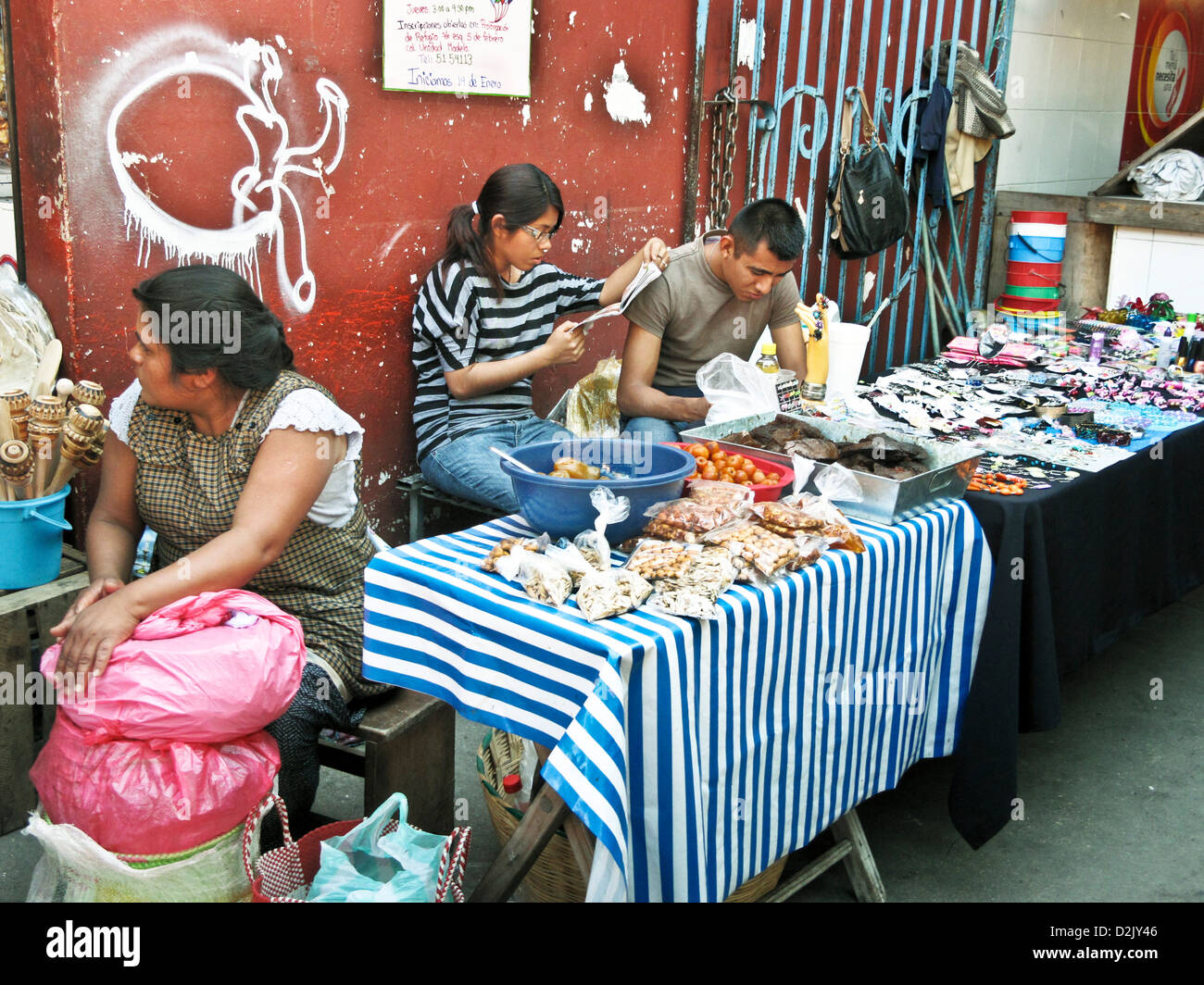 Food & anderer Anbieter drängen den Hof von La Merced Markt auf einer belebten Samstag Oaxaca de Juárez-Mexiko Stockfoto
