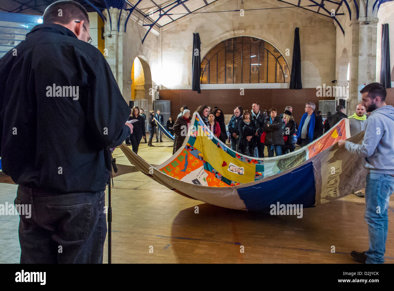 Paris, Frankreich, große Menschenmenge, AIDS-Quilt Französisch LGTB N.G.O. AIDS-Organisationen, Patchwork-Quilt der Namen, Gedenkzeremonie für tote AIDS-Aktivist, AIDS-Memorial-Quilts, franzosen in hiv-Aids Stockfoto