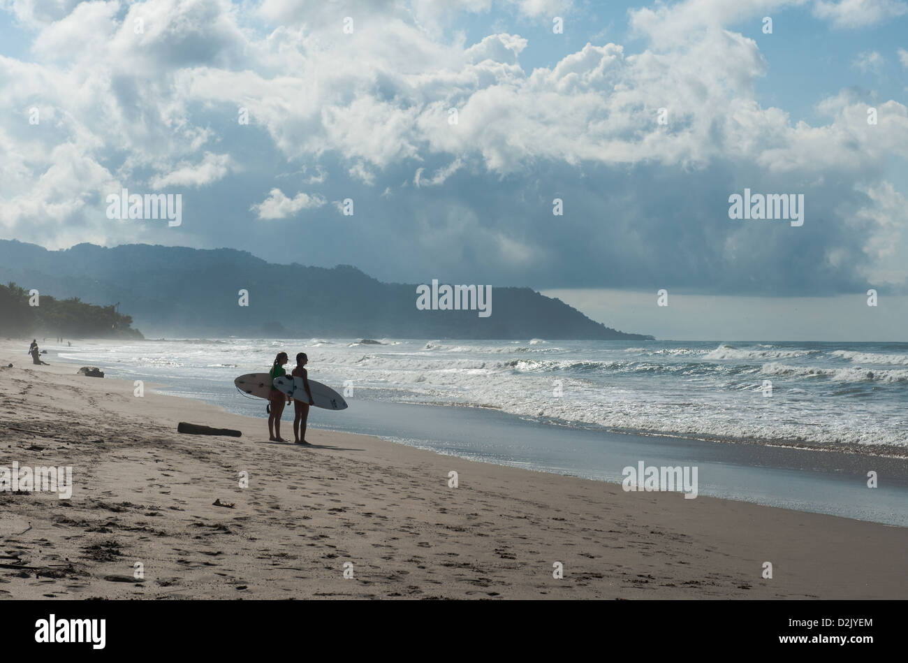 Zwei weibliche Surfer am Strand von Santa Teresa. Peninsula de Nicoya. Costa Rica. Stockfoto