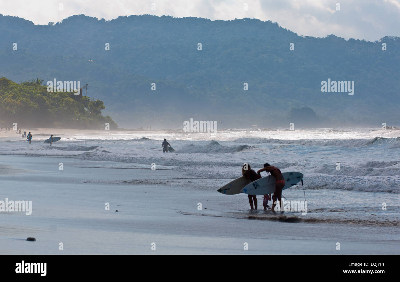 Surfer am Strand von Santa Teresa. Peninsula de Nicoya. Costa Rica. Stockfoto