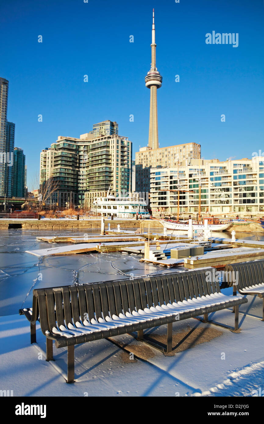 Schnee und Eis bedeckt Marina in Harbourfront, Toronto, Kanada Stockfoto