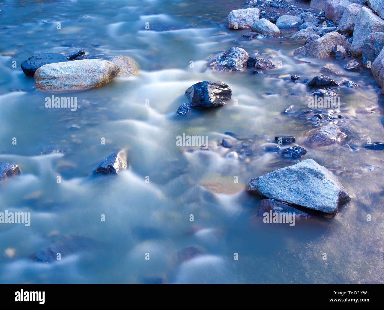 Steinen im Wasser. Wirkung von weichem Wasser. Stockfoto