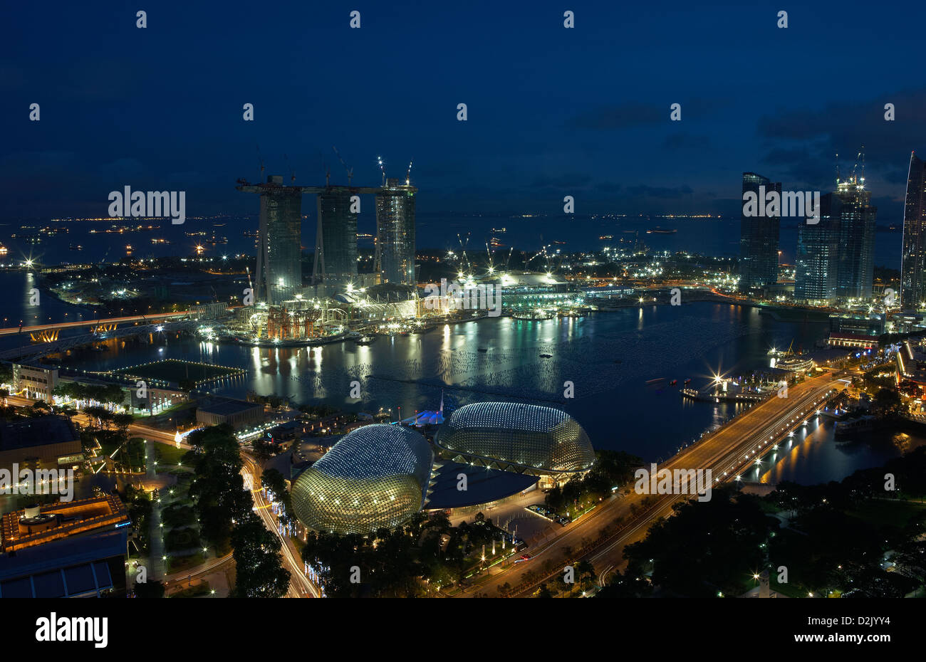 Singapur, Republik Singapur, mit Blick auf die Marina Bay bei Nacht Stockfoto