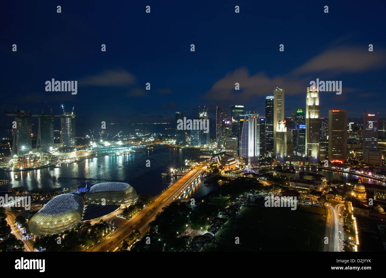 Singapur, Republik Singapur, Marina Bay und die Skyline des Finanzzentrums in der Nacht Stockfoto