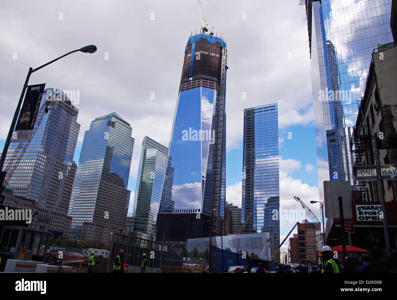 Blauer Himmel, die Reflexion im Spiegel Fenster des Kristalls wie neue World Trade Center und die umliegenden Gebäude in Manhattan, NYC Stockfoto