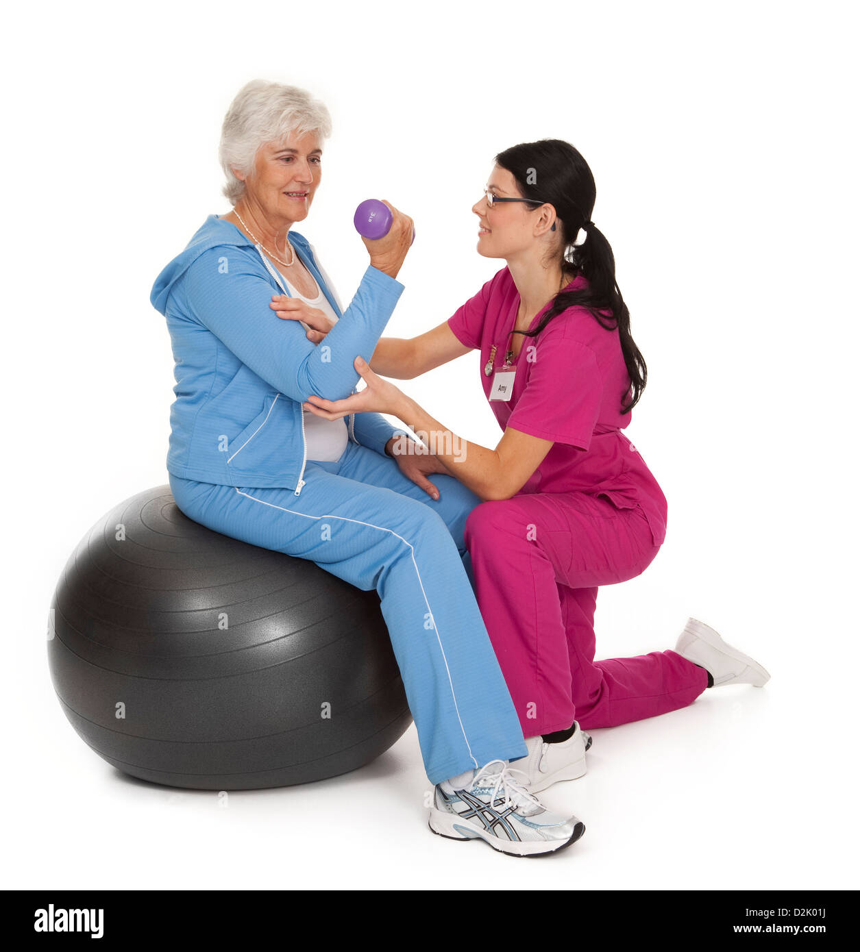 Weibliche Ärztin weiblichen Senioren mit Übungstechnik zu unterstützen. Stockfoto