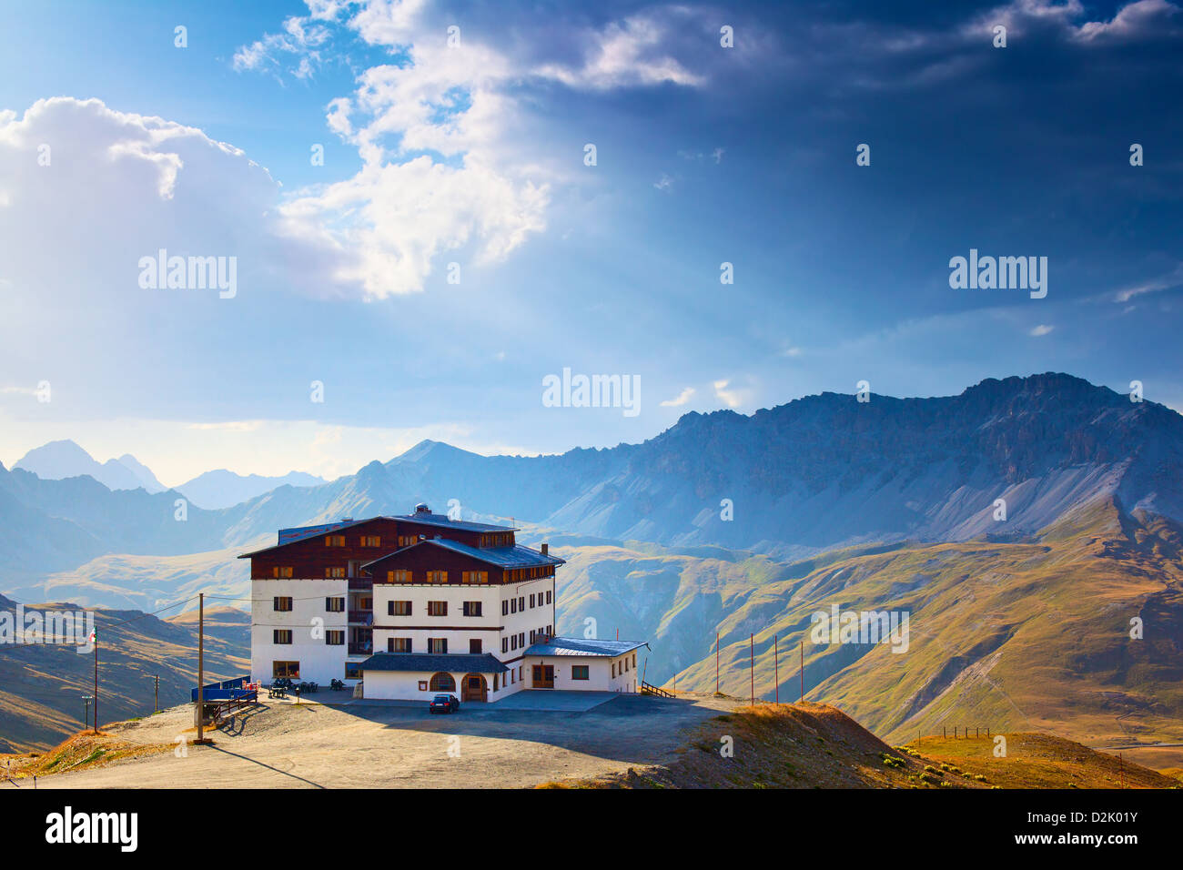 Alpen Berglandschaft mit Haus im Vordergrund. Stockfoto