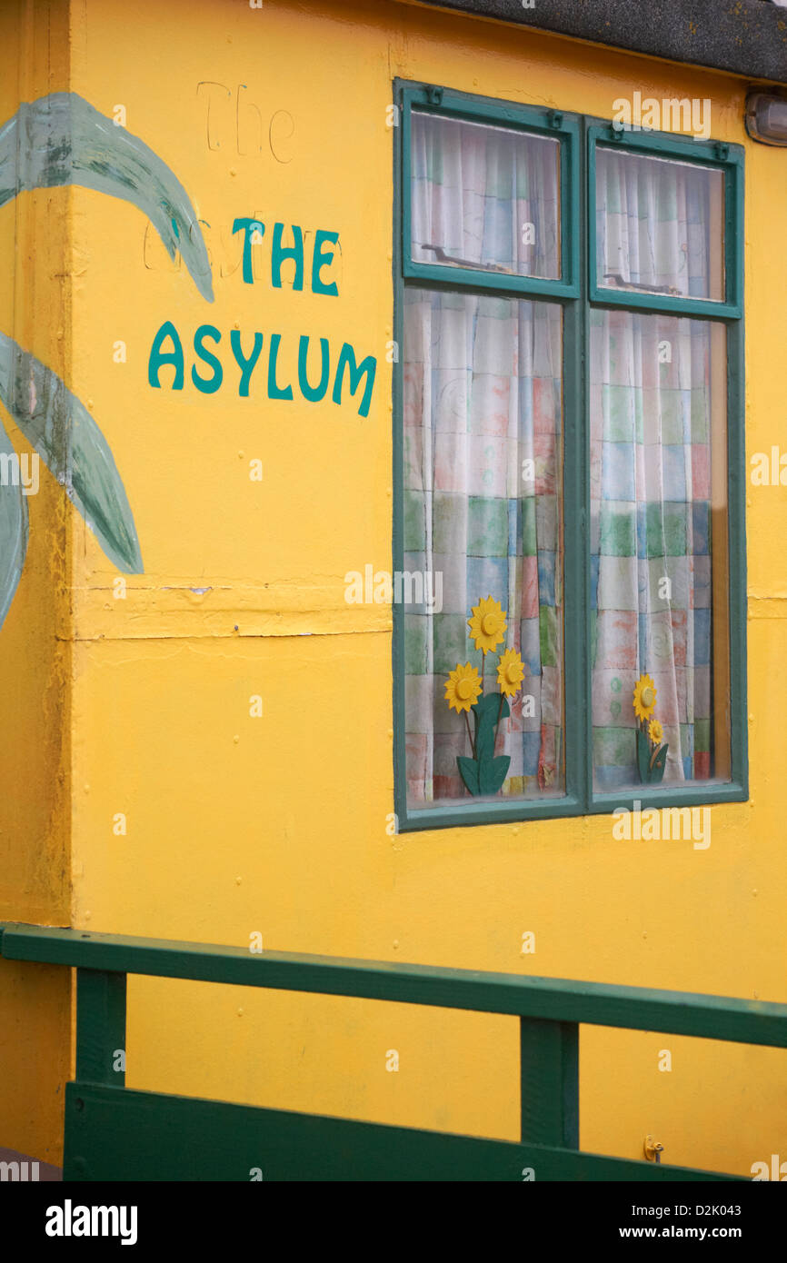 Detail der Asylum Strandhütte in Mudeford Hengistbury Head, Christchurch, Dorset im Januar Winter Stockfoto